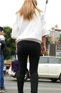 黑裤妹子过马路[194M/MP4]