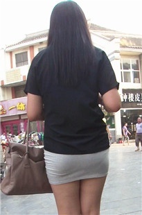 丰臀灰色包臀长发美眉，臀大而翘[429M/MP4]