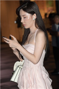 梦里的碎花裙媳fu3A7095[657M]