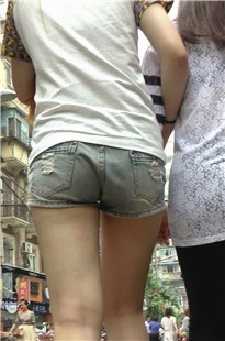 并不紧的热裤小妹，可腿还是蛮白嫩的[382M/MP4]