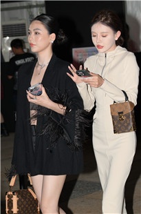 白皙美腿靓丽俩闺蜜3A7968[2.35G]