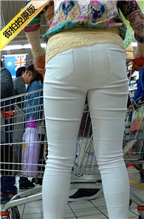 紧身白裤美妇，和老公逛超市[1.03G/MP4]