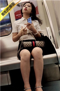 4K-地铁上的知性街拍美腿美女[1.39G/MP4]