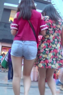 红衣热裤MM，臀圆勾人[121M/MTS]