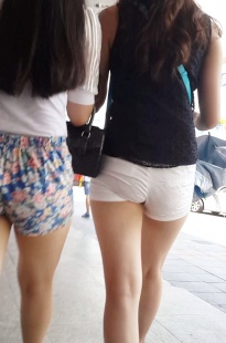 两个丰满的热裤美眉[295M/MP4]