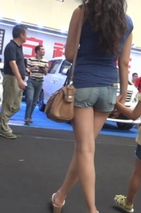 领着女儿看车的超短牛仔紧身热裤妈妈[227M/AVI]