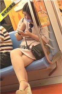 4K-地铁上戴口罩女孩的高跟凉鞋透明肉丝[1.73G/MP4]