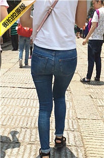 街拍牛仔裤翘臀美眉[333M/MOV]