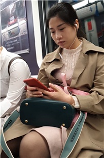 风衣外套黑丝美腿美女[274M]