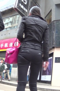 紧身黑裤MM臀圆翘，内裤把PP勒出深痕来了[291M/MTS]