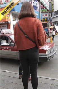 白白胖胖的紧身黑裤松糕鞋小妞[1.78G/MP4]