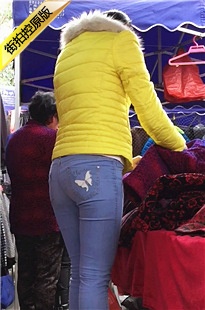 正在挑选衣服的蓝色牛仔裤妹子[317M/MOV]