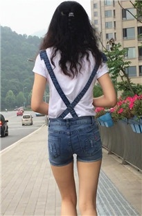 性感背带牛仔热裤长腿美眉[579M/MOV]