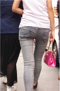 深灰牛仔裤美眉[71.3M/MP4]