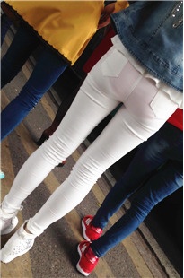 等车的白裤MM，红色内内非常显眼[145M/MOV]