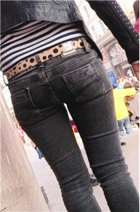 黑色牛仔裤MM在等人[41M/MP4]