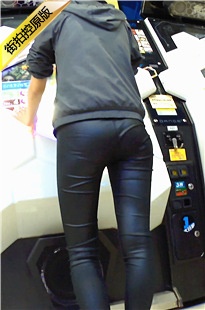 紧身黑色皮裤初中美眉开发过度，腿缝分好开[339M/MP4]