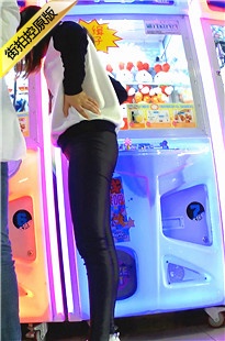 电玩城紧身黑皮裤小妹，两腿岔得好开[399M/MP4]