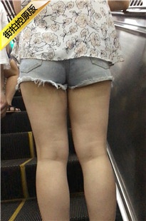 地铁站跟拍牛仔热裤饱满圆润翘臀丰满美眉[262M/MOV]