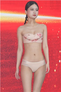 挺美的她～还是穿着内衣给你看呢3A5914[1.21G]