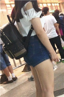 车站偶遇一丰满圆臀牛仔热裤美眉[387M/MOV]