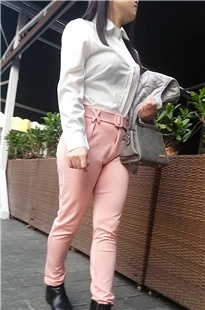 白上衣粉裤职业装美MM[768M/MP4]