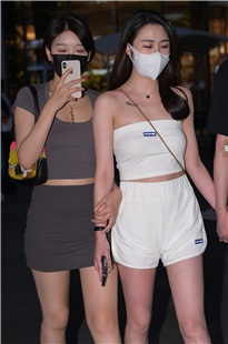 两个气质美女在逛街3A7326[1.22G]