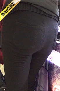 近距离拍摄紧身黑裤饱满圆润大黑臀[365M/MOV]