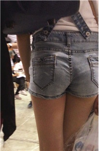 背带牛仔热裤小妹[51.6M/MOV]