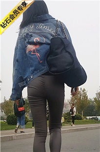 街拍紧身皮裤翘臀美女[420M/MP4]