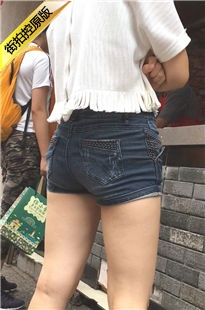 等着烤串的黑色牛仔热裤翘臀美眉[365M/MOV]