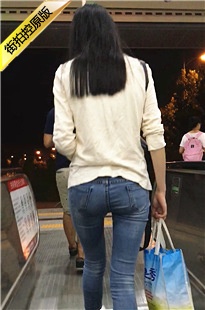 地铁站自动扶梯上蓝色牛仔裤美眉[196M/MOV]