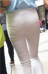 紧臀白裤美眉蕾丝边内内清晰可见[200M/MP4]