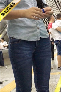 地铁站候车的紧身牛仔裤丰满圆臀美眉[205M/MOV]