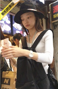 蓝色紧身牛仔裤模特身材极品大长腿长发美女[212M/MOV]