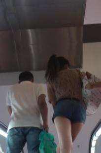 高挑身材极品牛仔热裤包臀美女[332M/MTS]