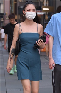 小姐姐这吊带裙是湿身了吗3A2030[1.14G]