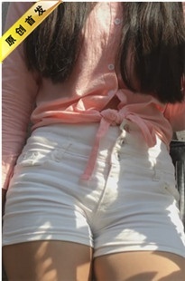 【带子狼原创作品】卖饰品的白色紧身热裤小妹[MP4/3GB]