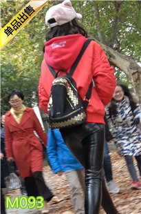 4K-街拍两个黑色紧身皮裤细腿圆臀美眉M093[1.04G]