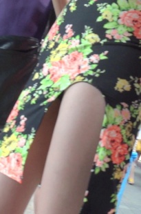 碎花裙MM，裙子真的很特别[296M/MP4]