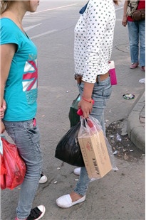 在等车的两个紧牛美女[131M/MP4]