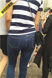 街拍蓝色紧身牛仔裤性感翘臀美眉[229M/MOV]