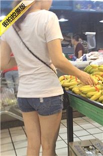 超市牛仔热裤性感白腿女子挑水果[290M/MOV]