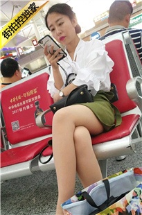 4K-街拍白衬衫墨绿色短裙肉丝白鞋MM[796M/MP4]