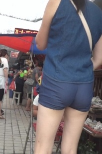 花鸟鱼市里的超紧热裤熟女[336M/MP4]