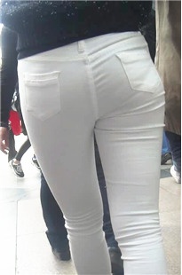 白色紧身牛仔裤肥臀美眉[168M/MP4]