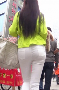 正在溜白裤美眉的小狗[304M/MTS]