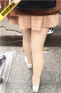 街拍背着包包的短裙MT学妹[199M/MOV]