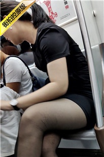 4K-地铁上的极品美腿美女[896M/MP4]