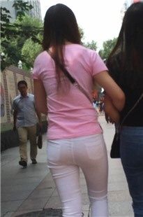 身材有点小肉的白裤美眉[281M/MOV]